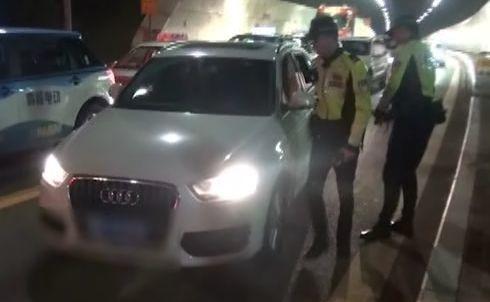 深圳女司机半夜驾车惊呆交警：车轮只剩钢圈还在开