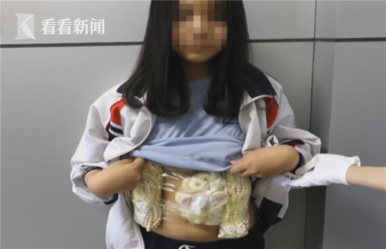 13岁少女偷运49件象牙制品入境靠校服掩人耳目 南宁海关现场查获图