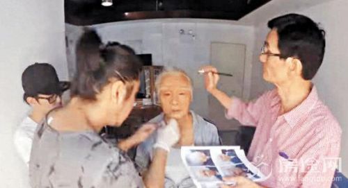 吴镇宇变79岁老人 提前5个小时化妆吴镇宇新剧《脱皮爸爸》即将上映 