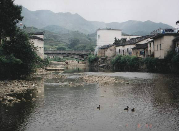 走出蓝水河  场景