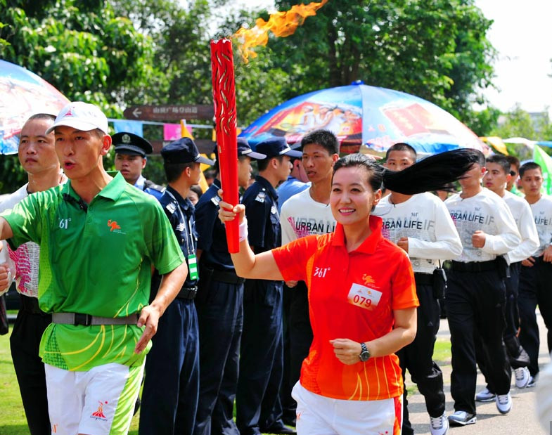 谭晶在深圳传递第16届亚运会火炬（图一）